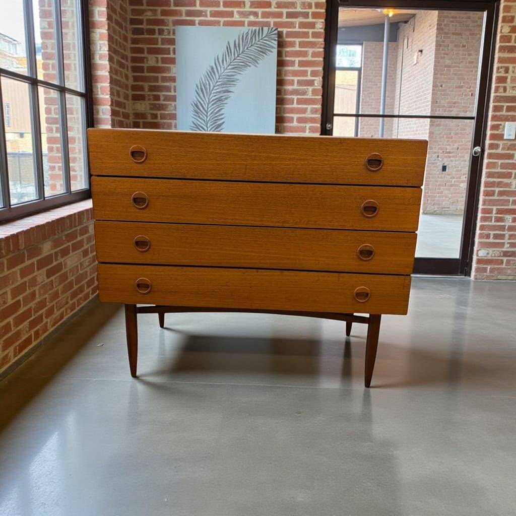 Vintage wooden chest of drawers