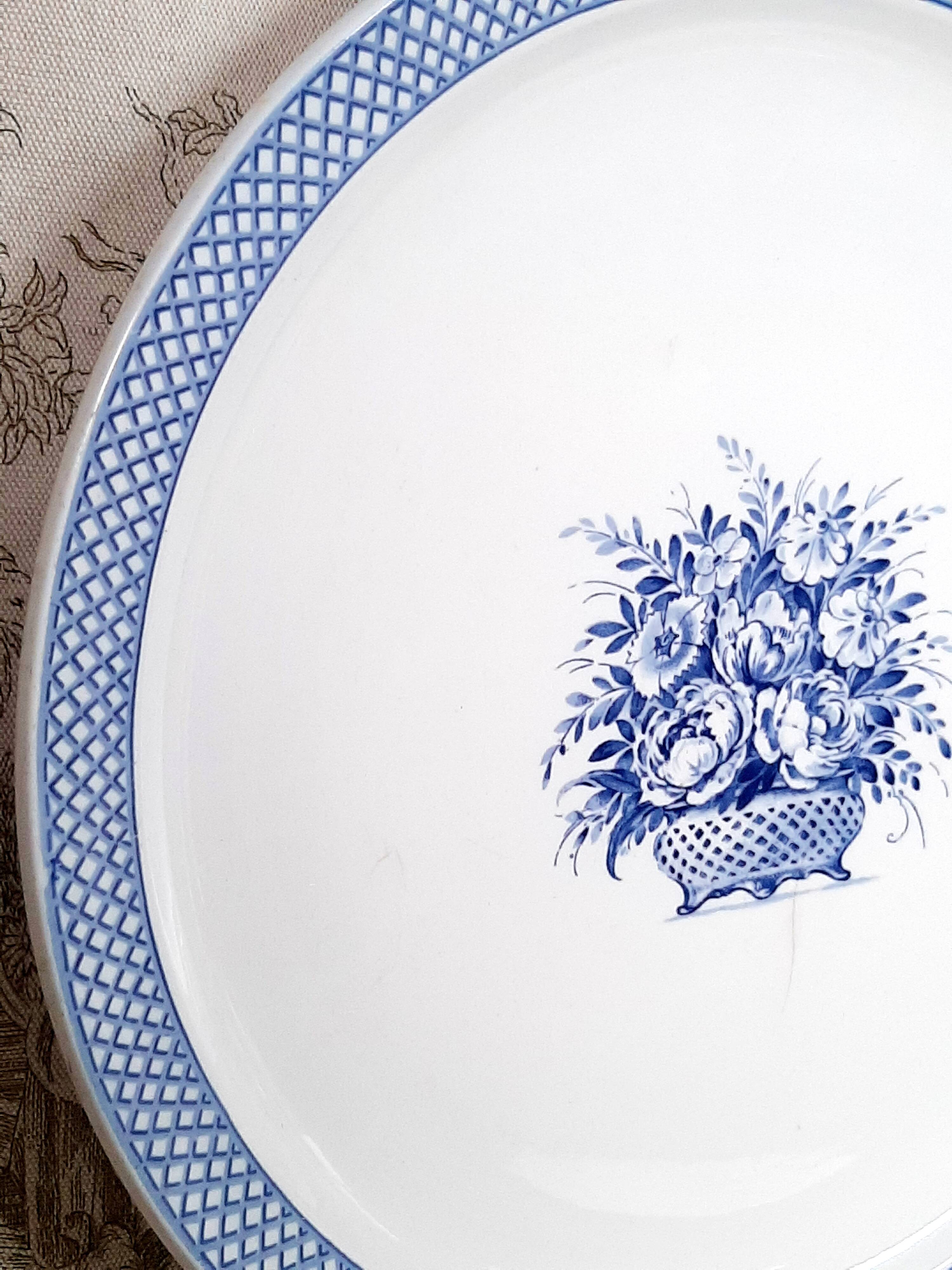 Antique serving dish in Sarreguemines earthenware with old Delft blue decoration.