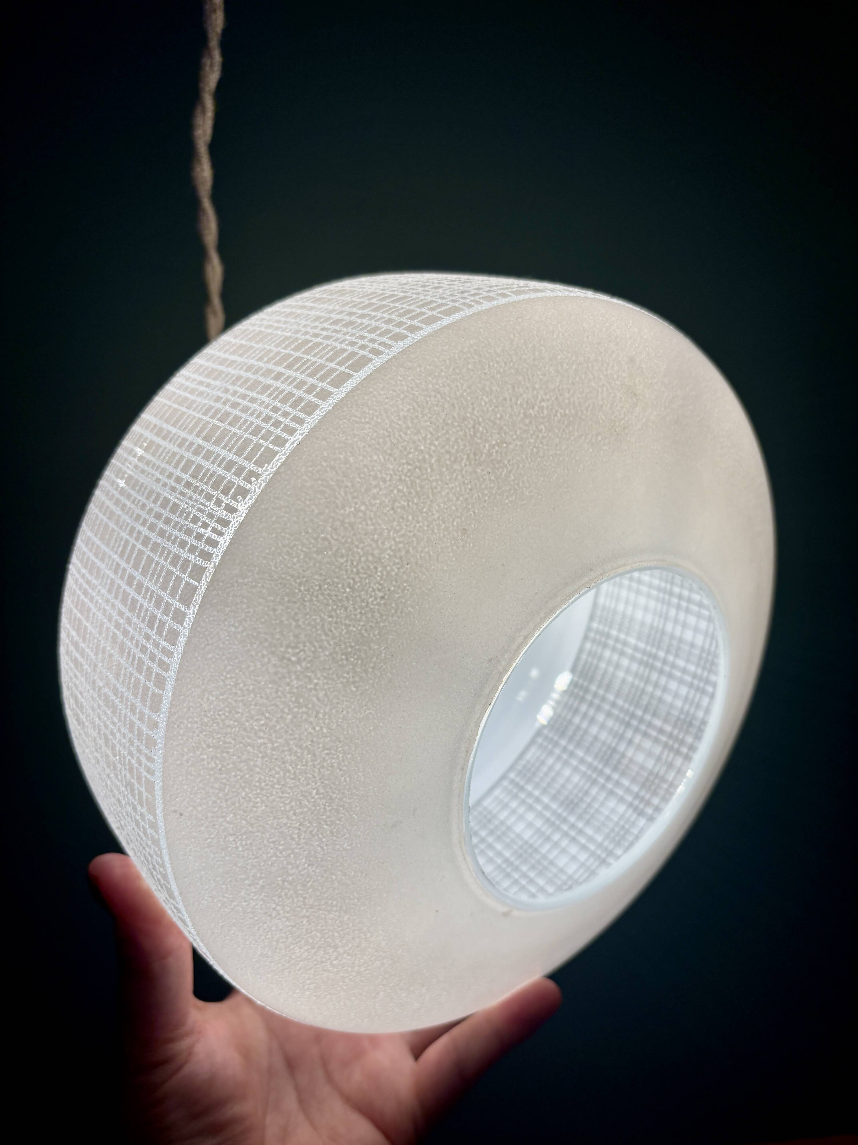 Suspension globe vintage en opaline blanche