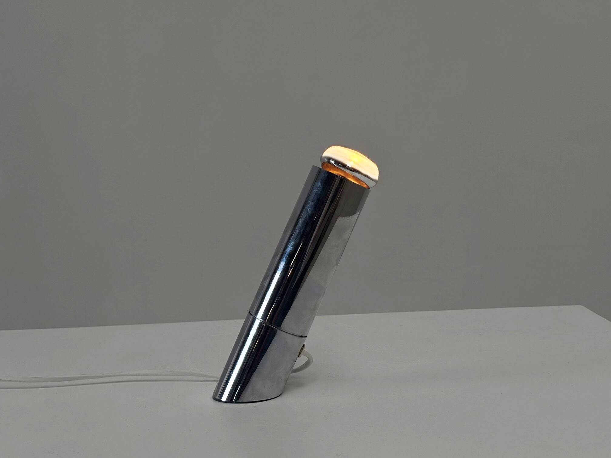 Lampe de table élégante en chrome