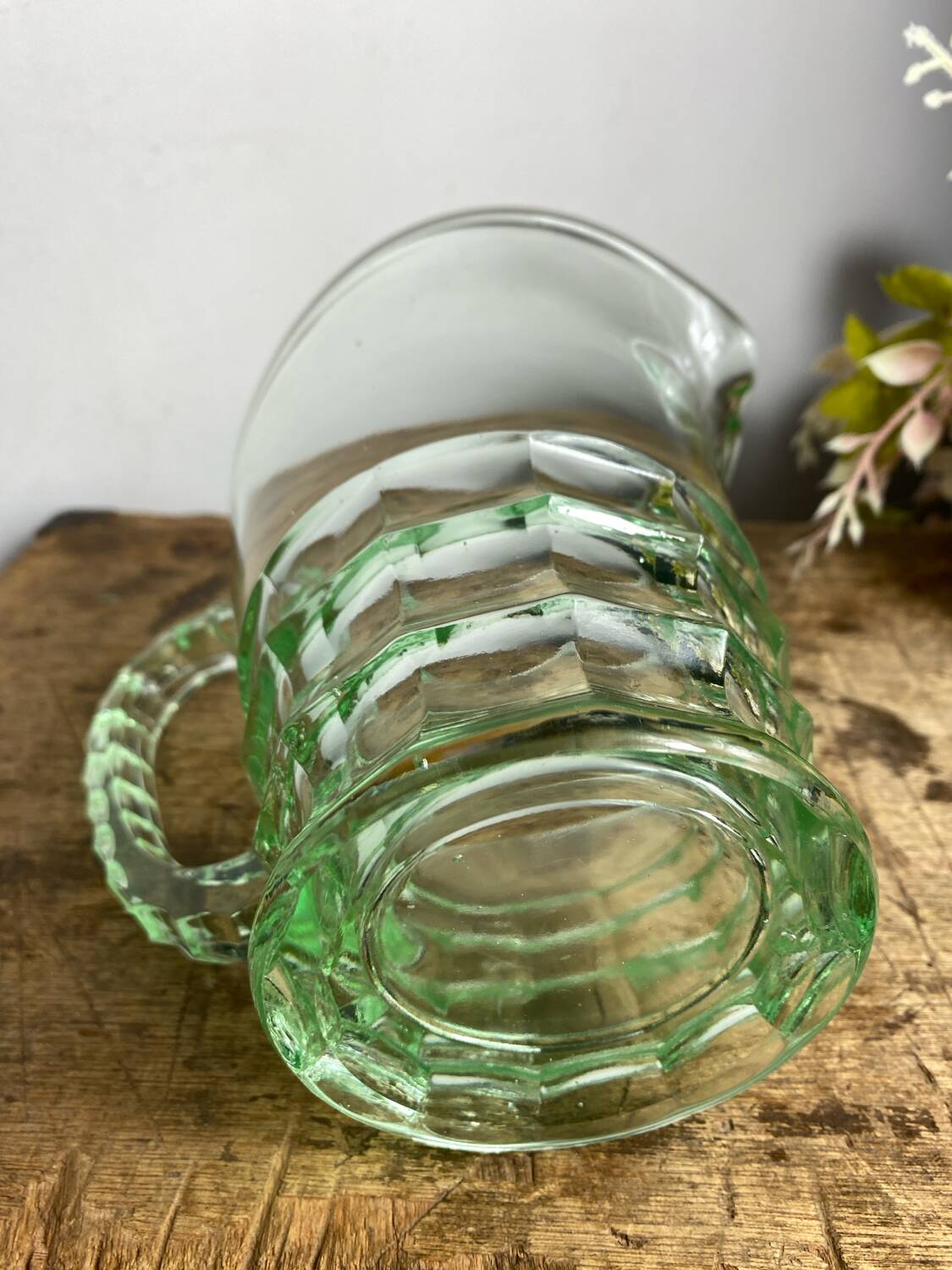 Carafe en ouraline fluorescente