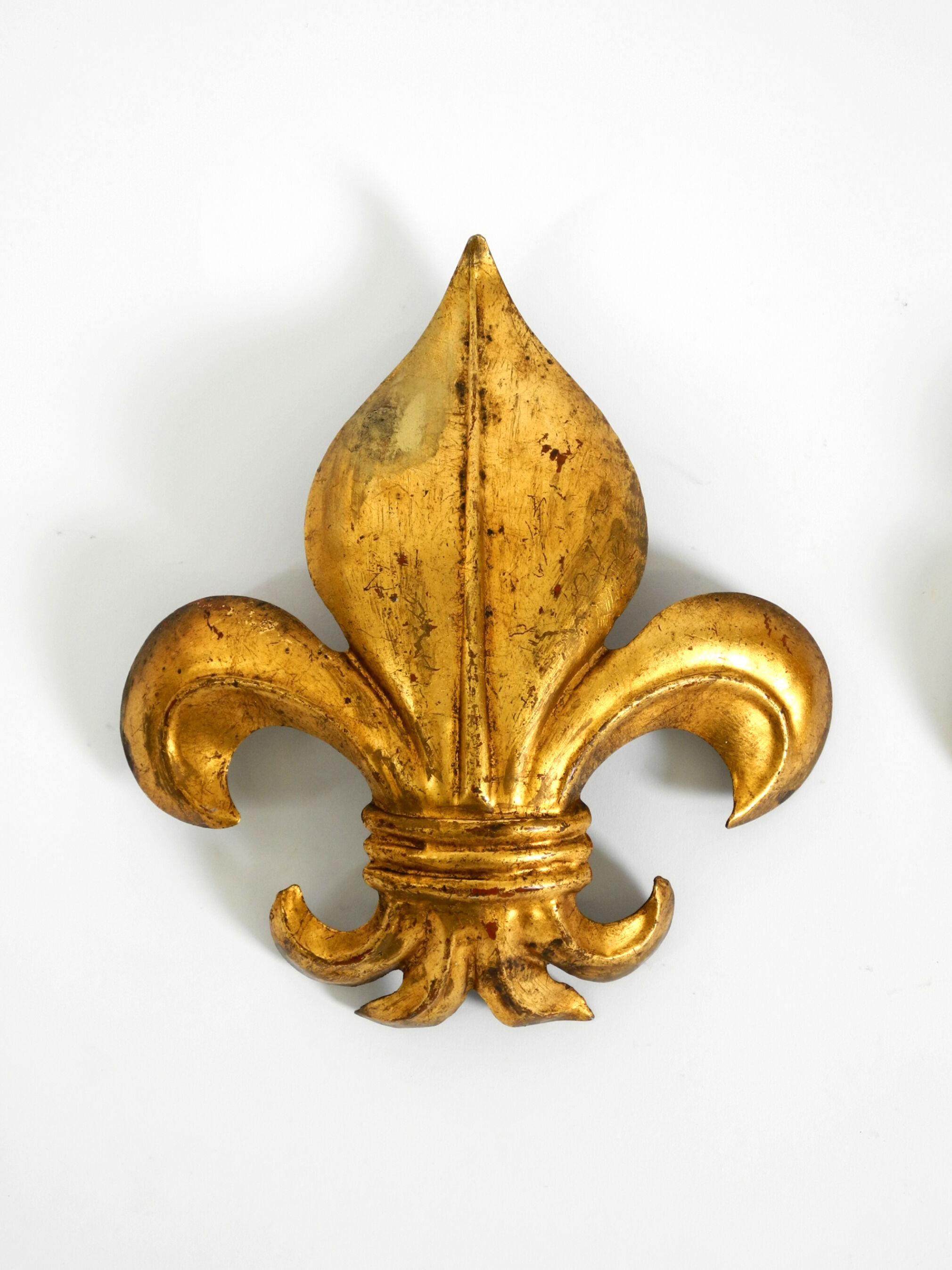 Une paire de grandes appliques murales en métal doré Fleur-de-Lis des années 1970 par Hans Kögl.
