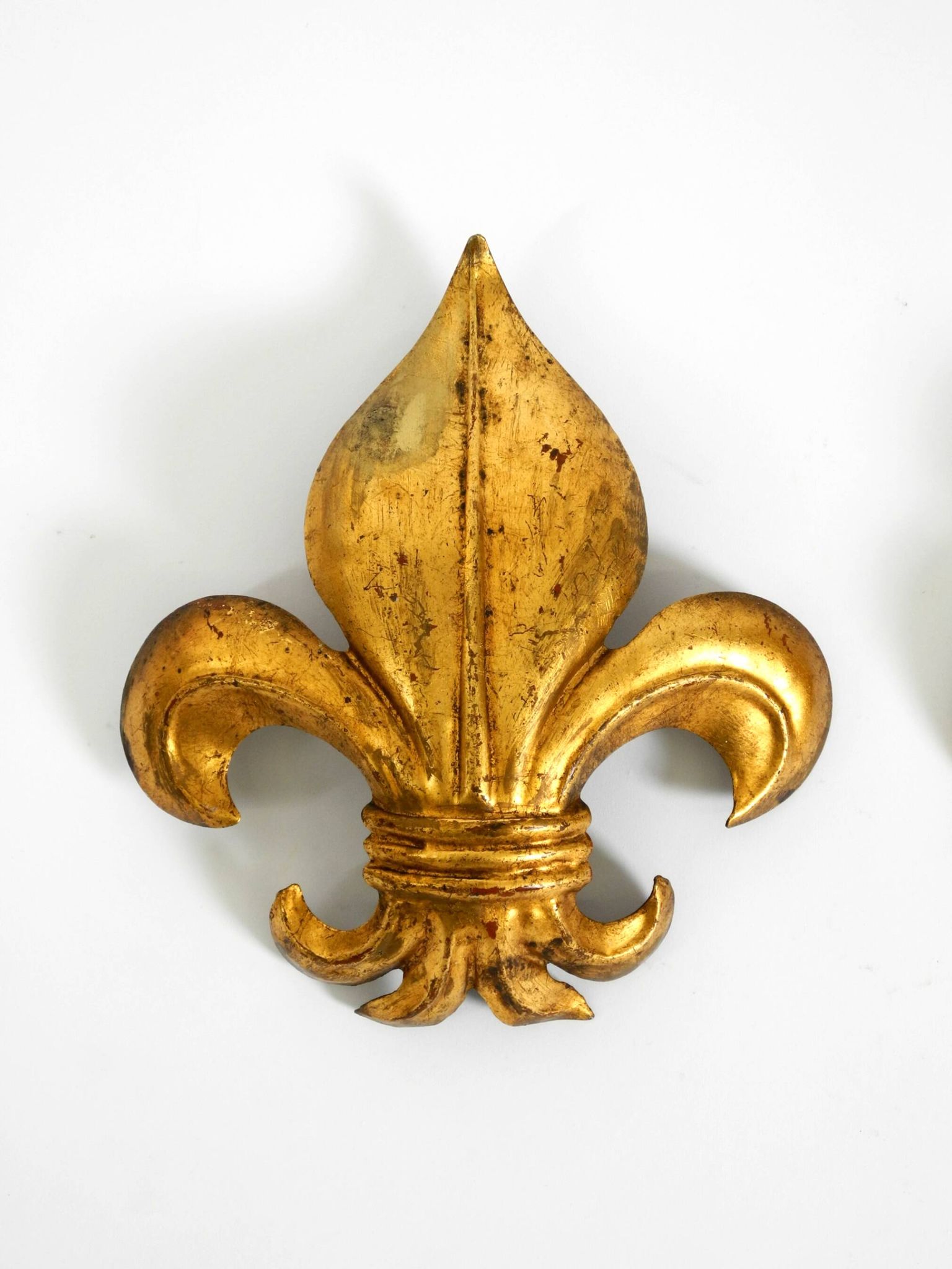 A pair of large 1970s gilt metal Fleur-de-Lis wall lamps by Hans Kögl