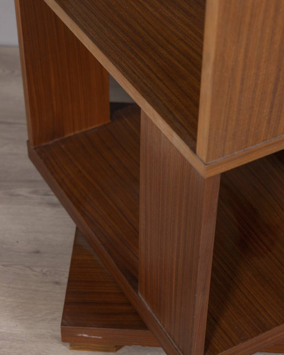 Grande bibliothèque pivotante en bois, design italien vintage des années 1960, pour le centre de la pièce.