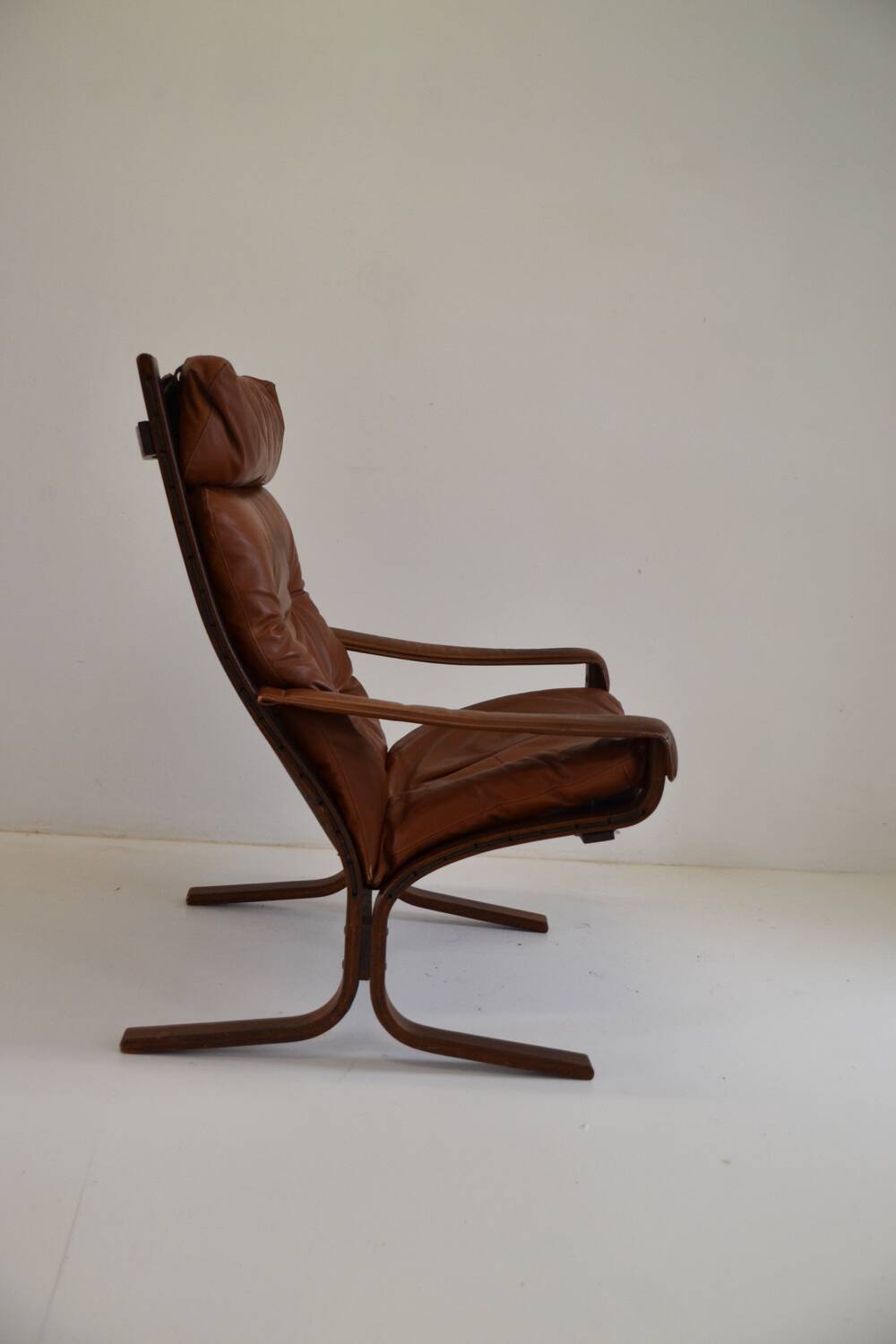 Siesta leather armchair by designer Ingmar Relling.