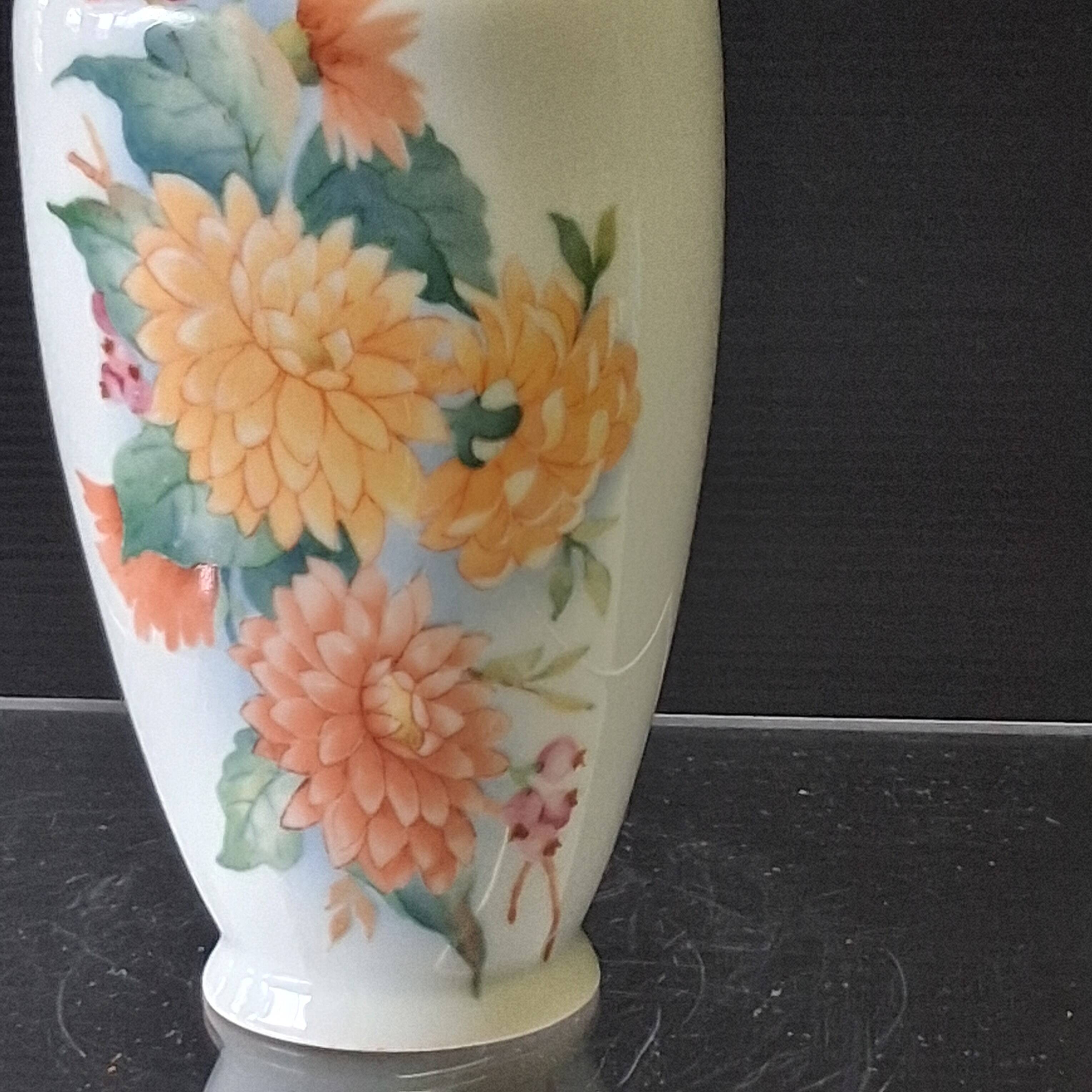 Limoges porcelain vase in very good condition.