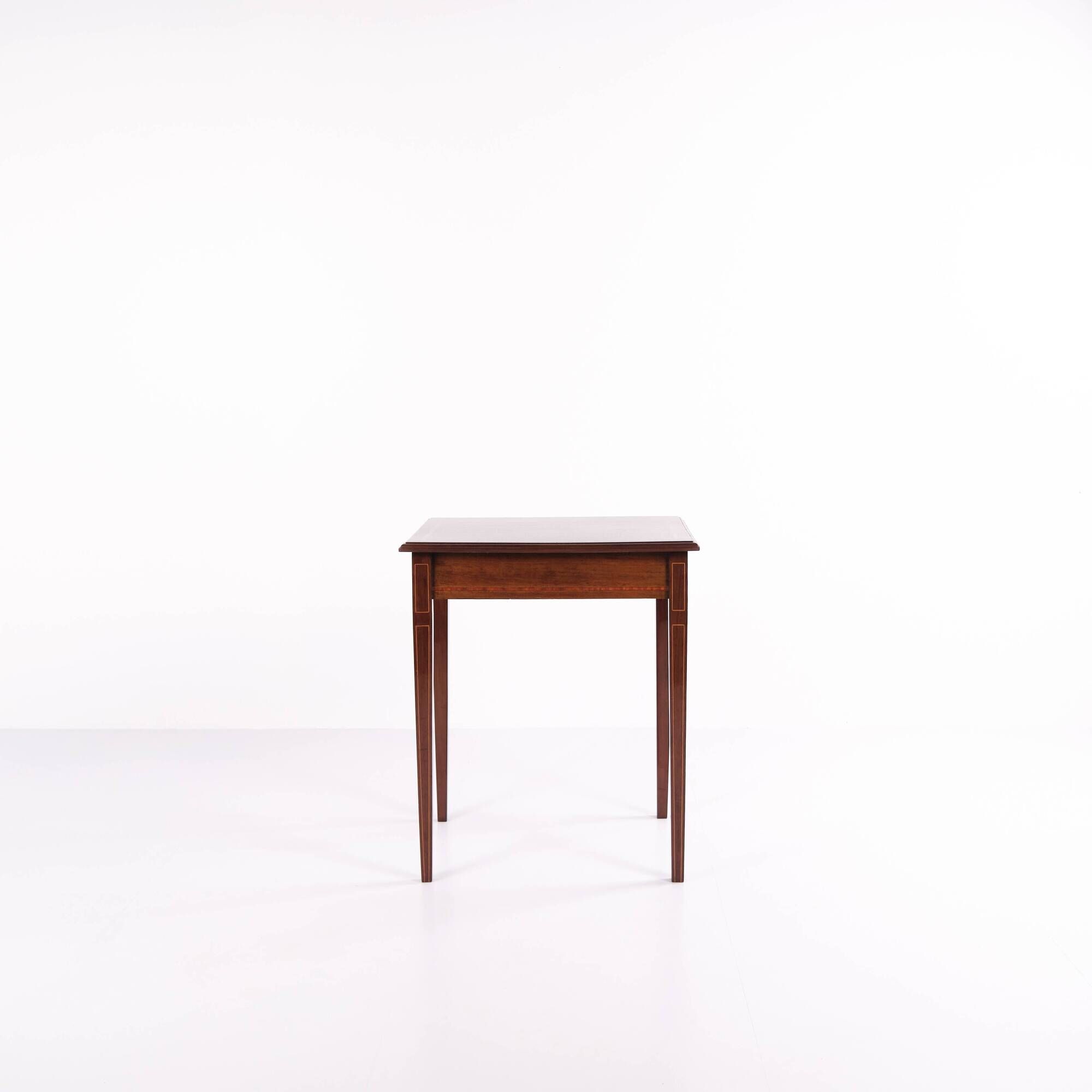 Side table - Hand polished - Decorated with fruit wood inlay - Crafted in mahogany - 1920s