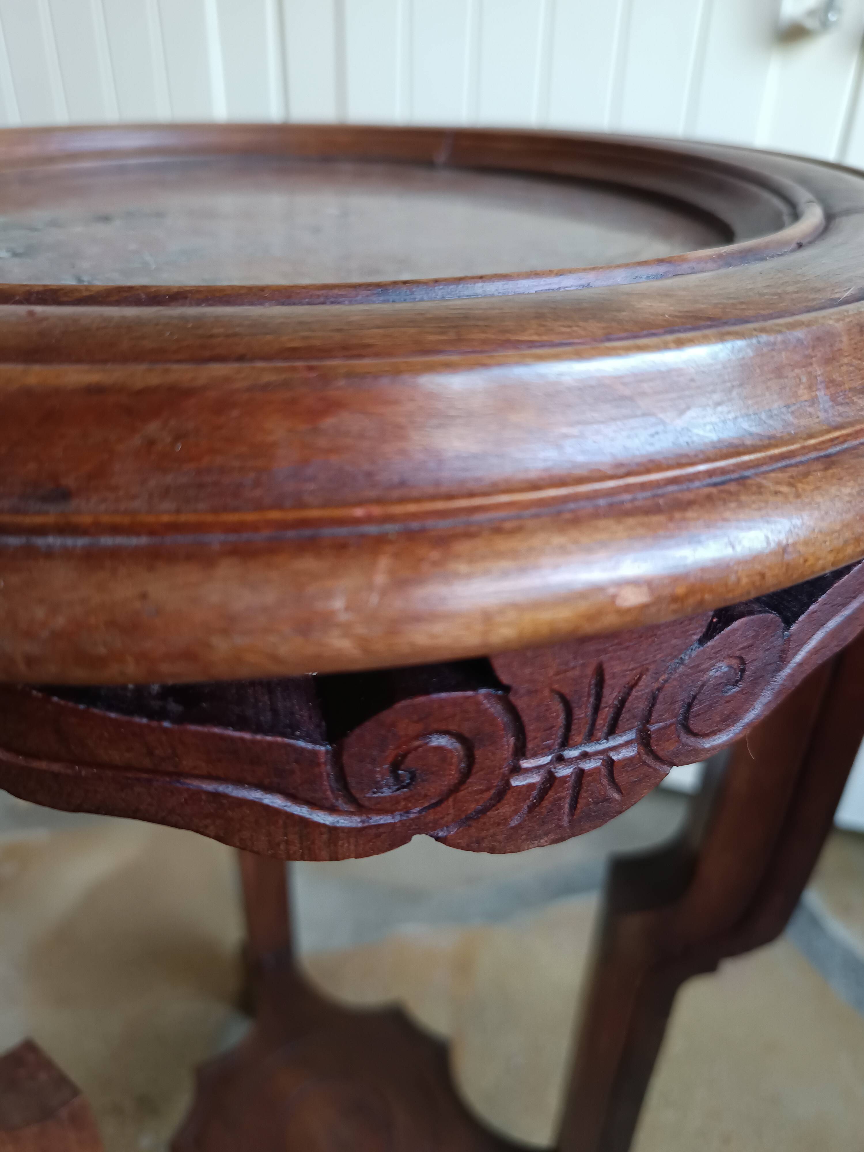 Guéridon ancien en bois massif avec plateau en marbre