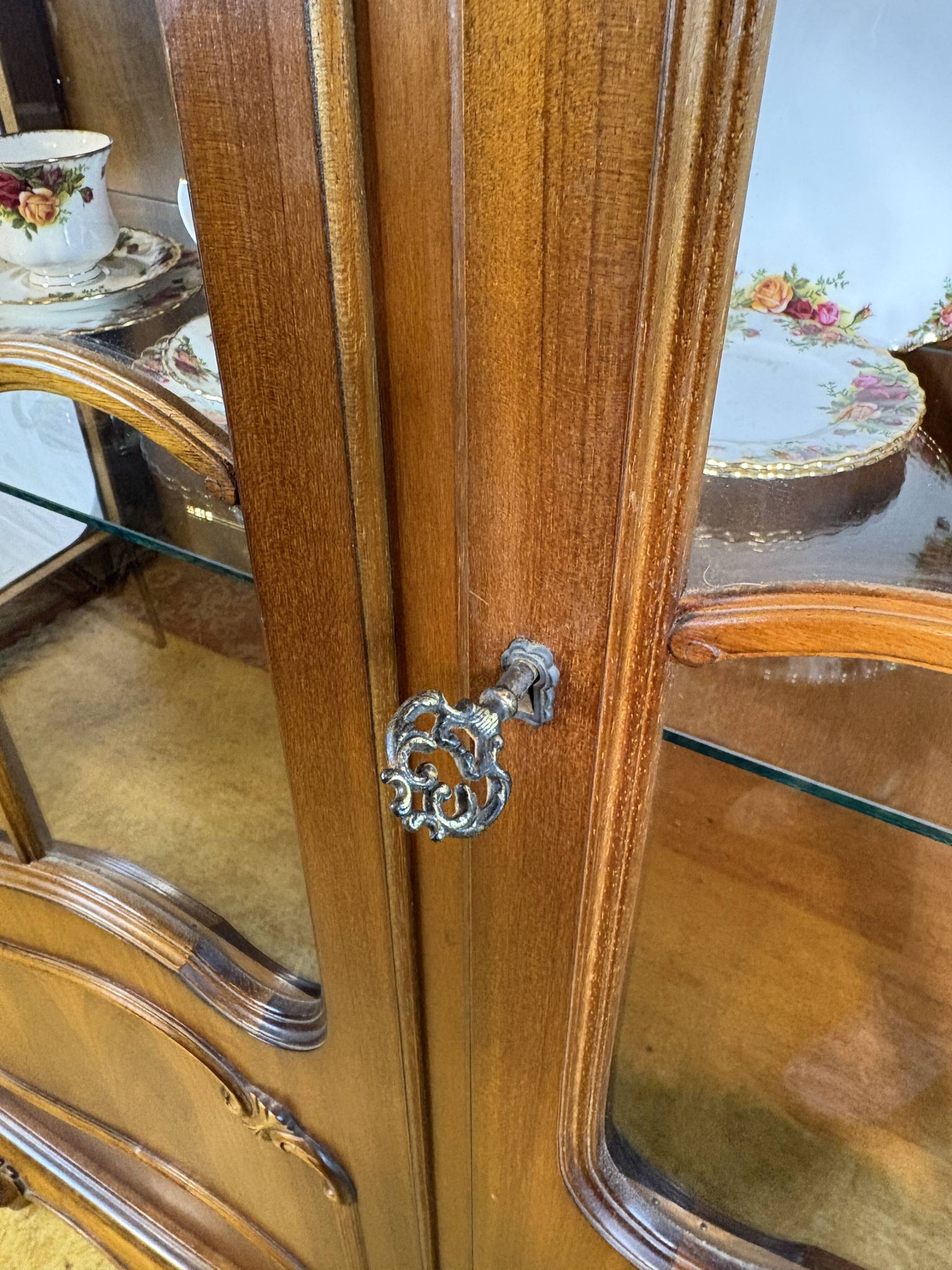 Classic Baroque Style Display Cabinet / Vitrine – Circa 1940–1960