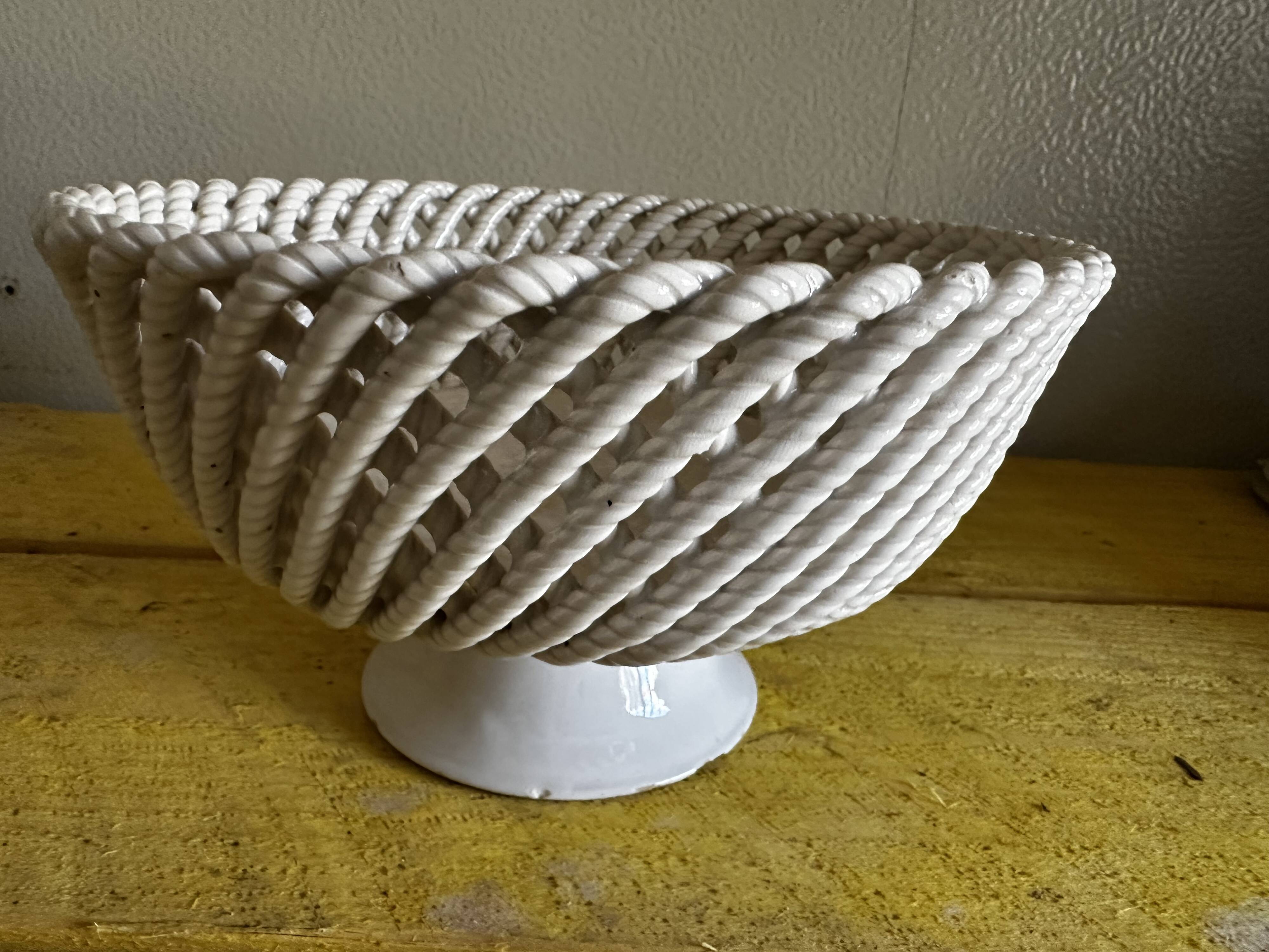 Mid-century woven ceramic basket / empty pocket, diameter 19 cm