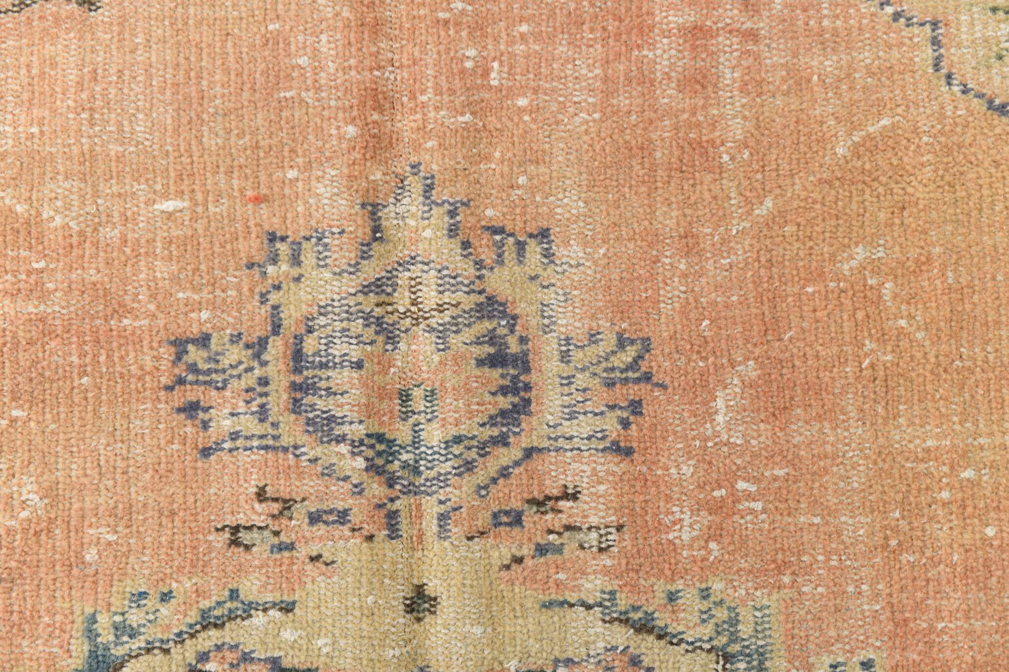 Tapis vintage en laine fait main, saumon doux et bleu marine, 183x264 cm