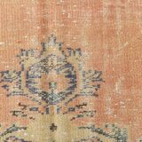 Tapis vintage en laine fait main, saumon doux et bleu marine, 183x264 cm