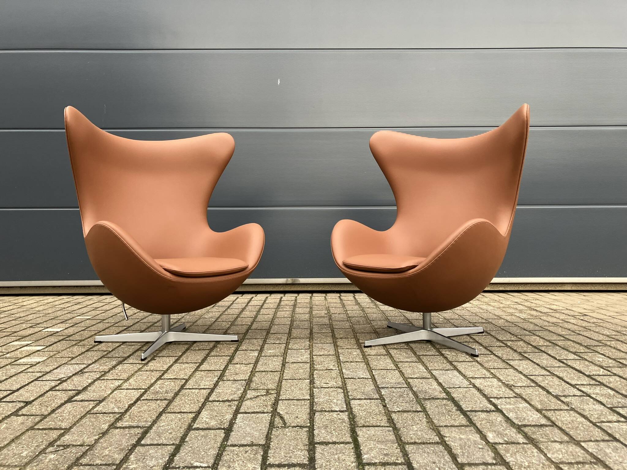 2x Fritz Hansen Egg chair by Arne Jacobsen in Cognac leather, new condition!
