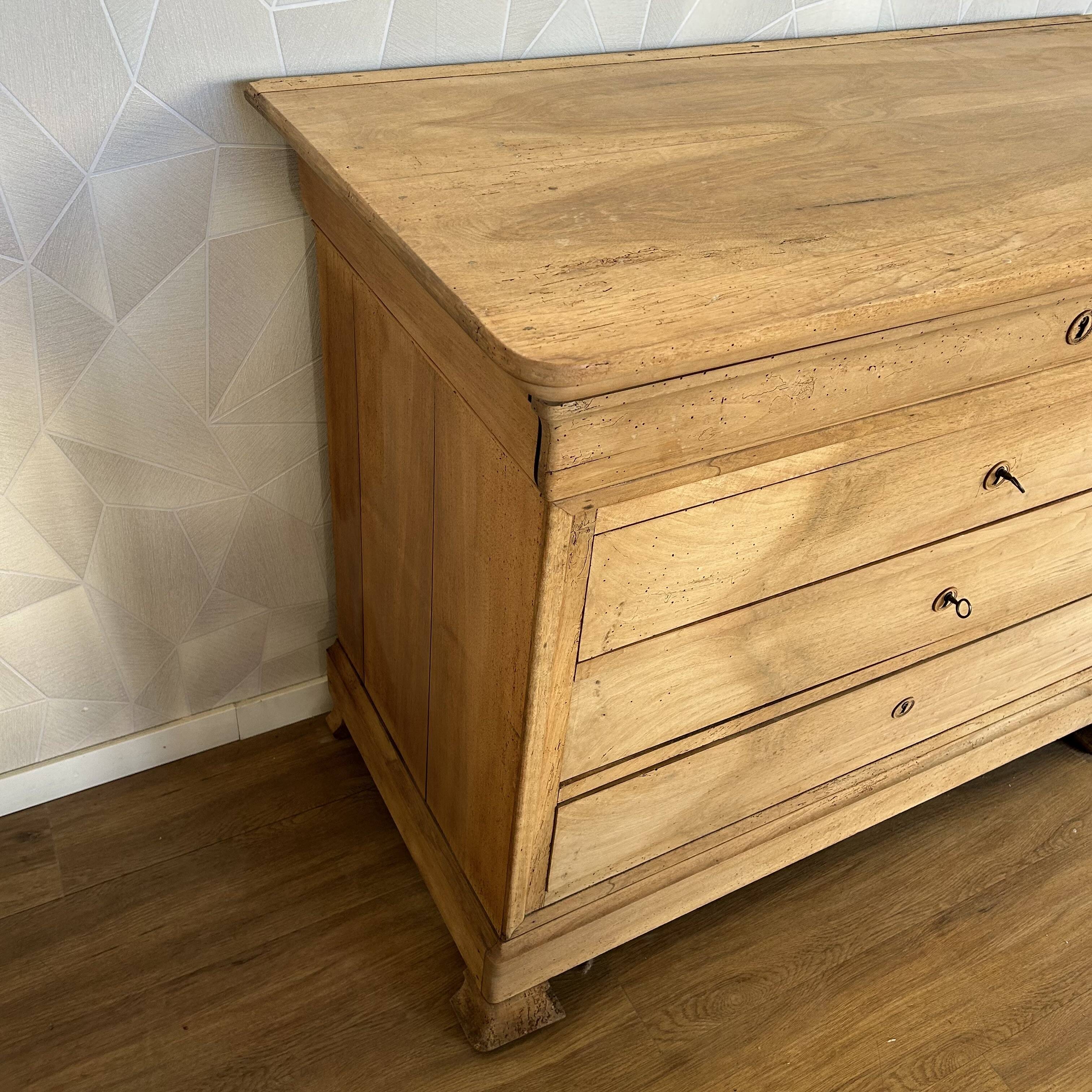 Louis Philipe chest of drawers with 4 airbrushed drawers