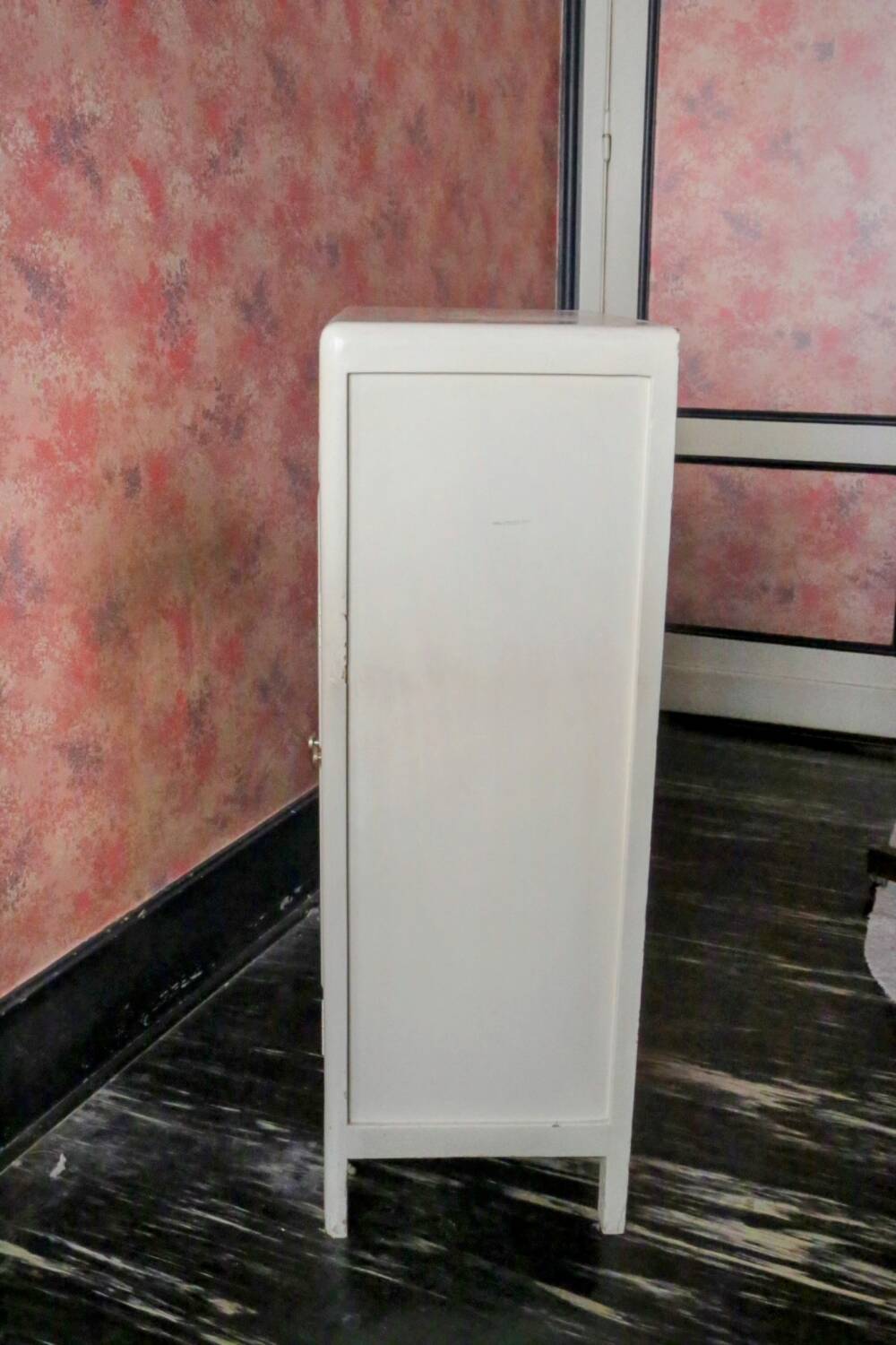 Pretty little white wooden piece of furniture