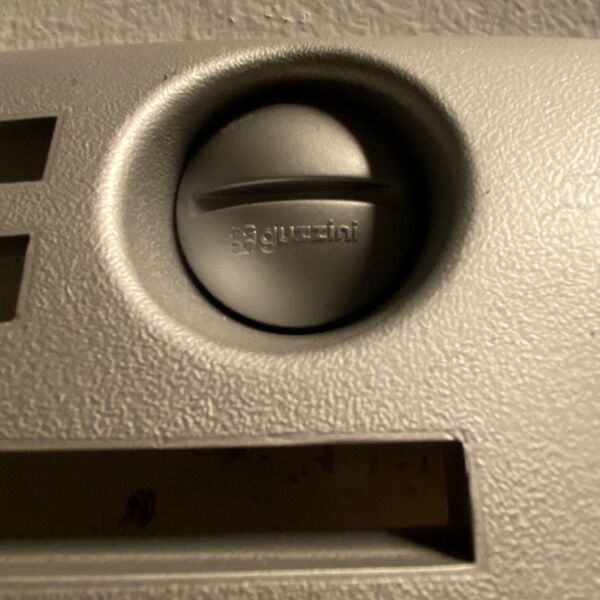 Étagère murale Guzzini cd rack The Stone conçue par Enzo Calabrese dans les années 90