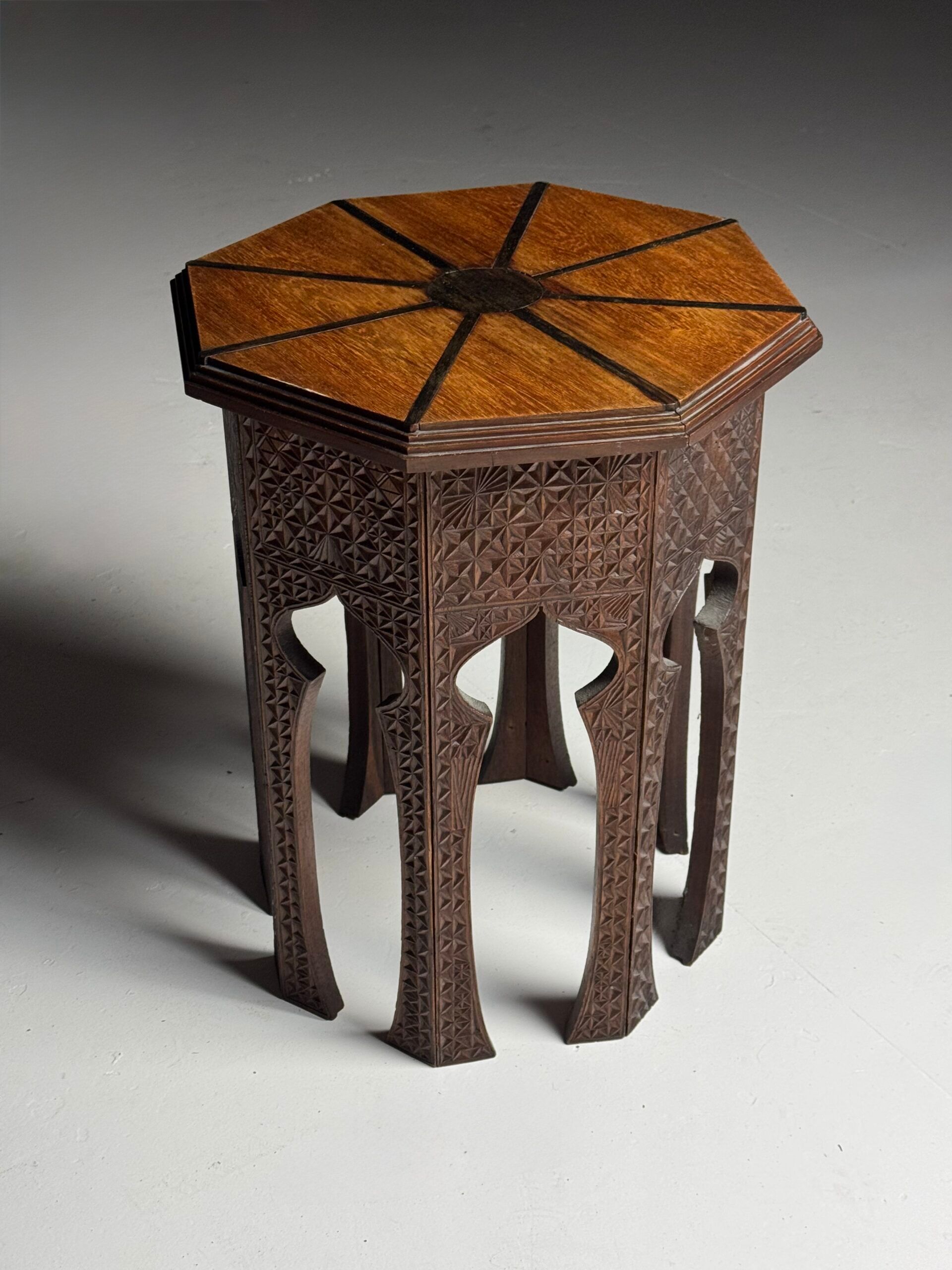Table d'appoint anglo-indienne vers 1900