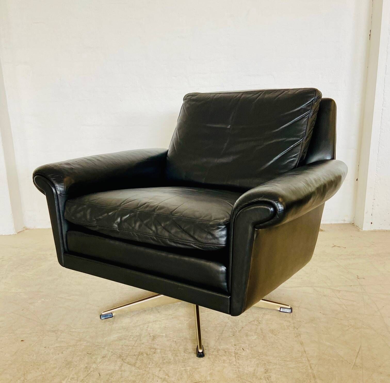 Vintage Danish mid-century leather lounge chair in black leather by G. Thams 1975