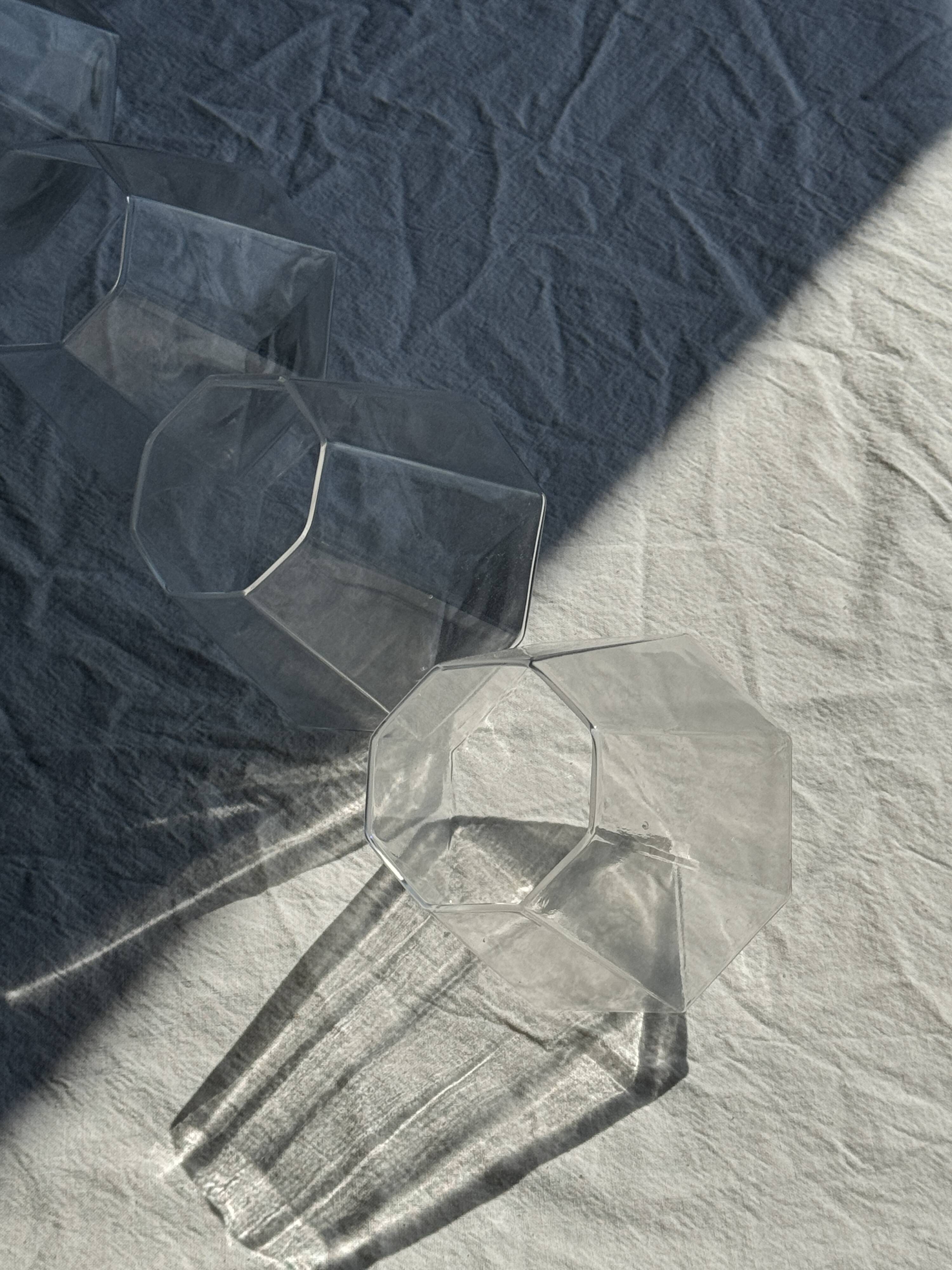Small geometric carafe with diamond-shaped stopper and its 4 glasses