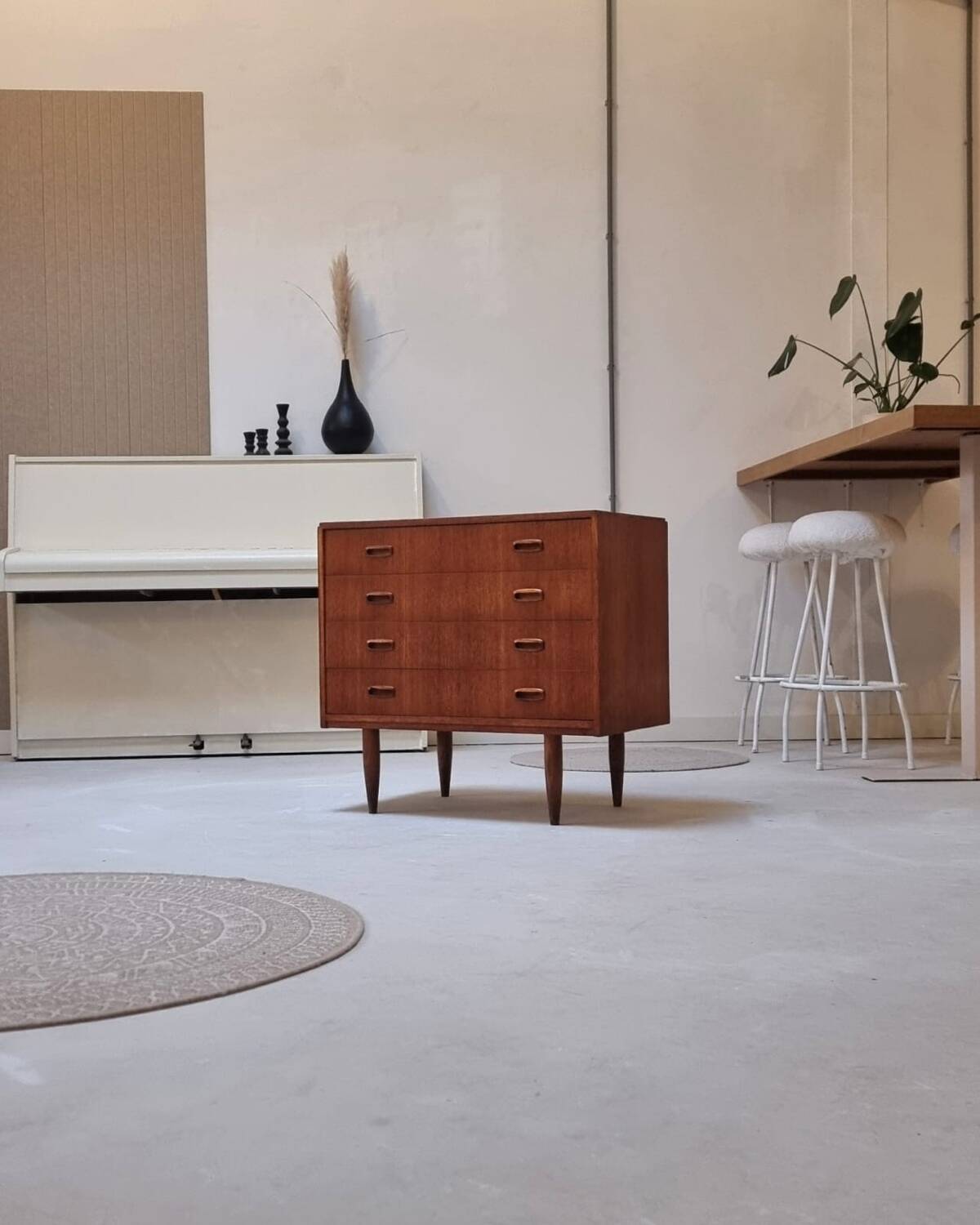 Commode à tiroirs du milieu du siècle