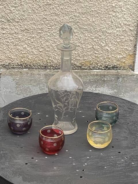 Liqueur carafe, or aperitif, carved with floral decoration in transparent glass and 4 polka dot glasses