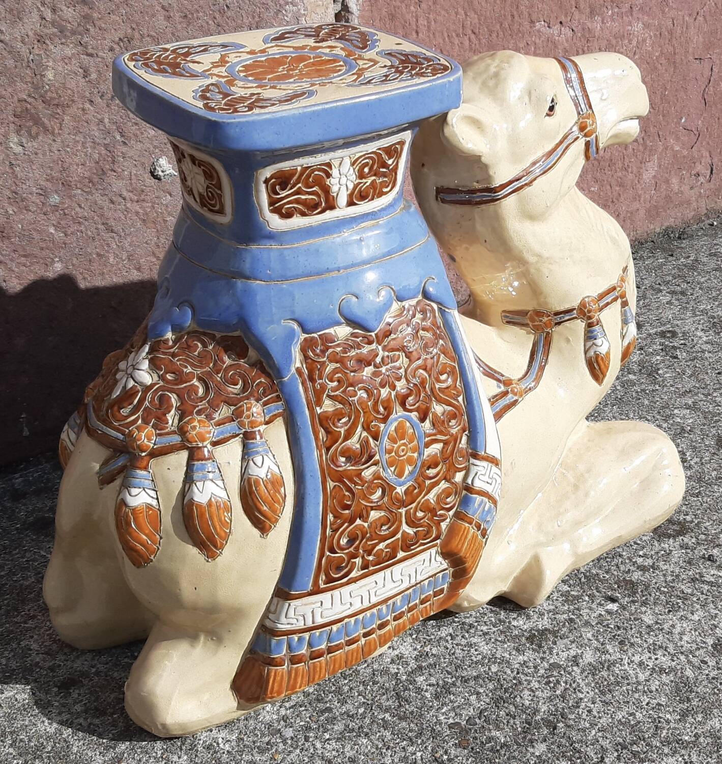 Camel side table in ceramic
