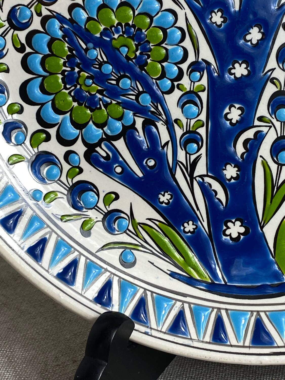 Assiette en majolique, Rodos