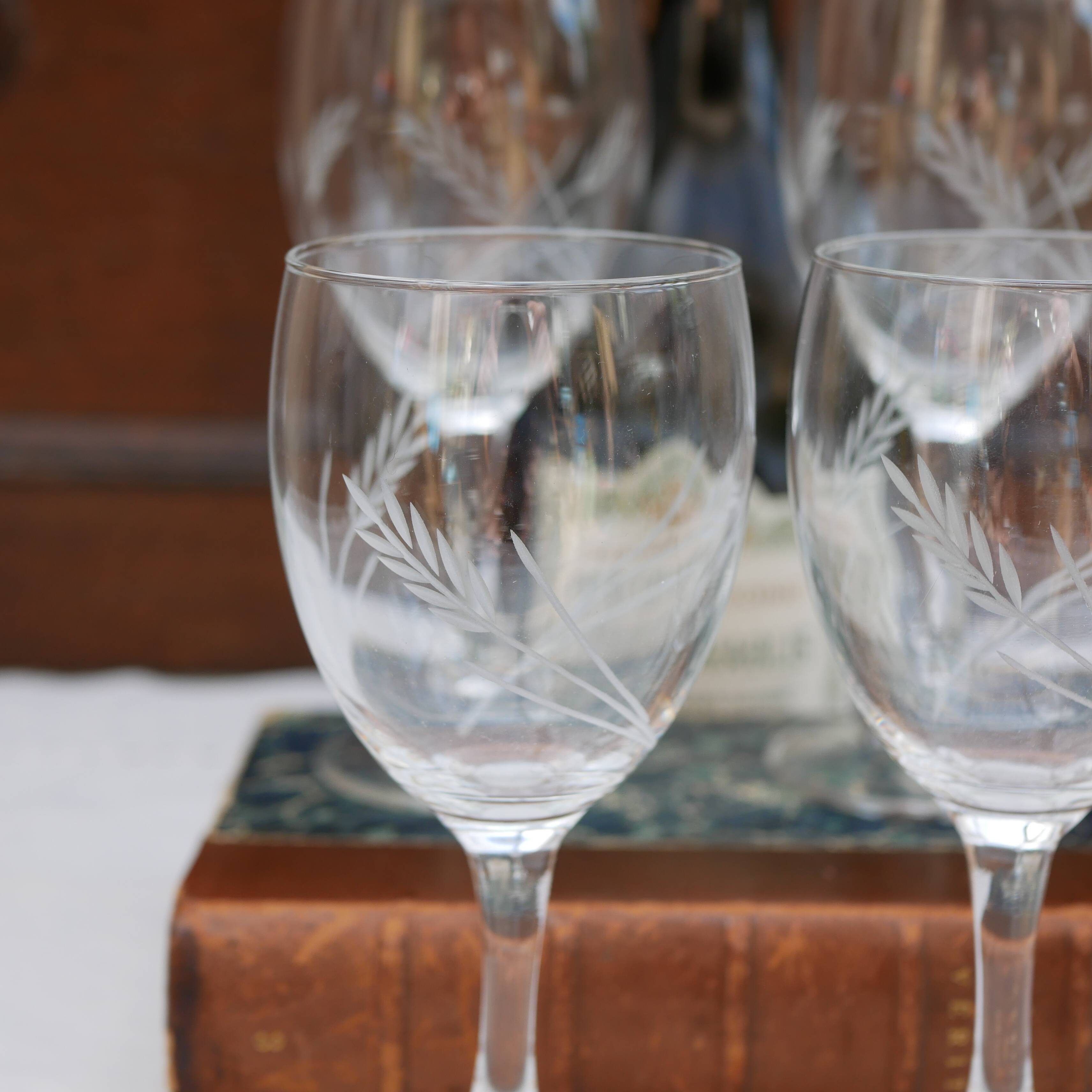 Set of 4 engraved wine glasses - ARC France stemmed glasses