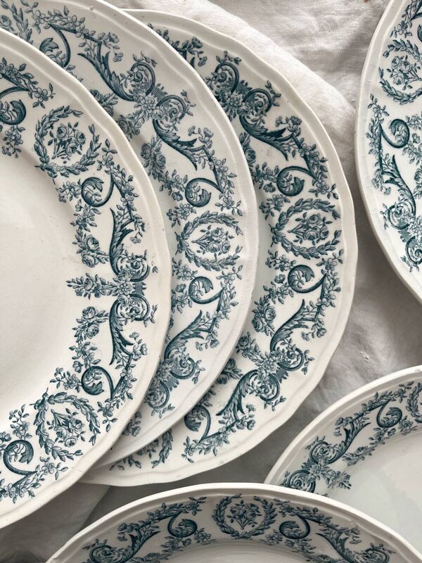 12 assiettes plates en terre de fer « Louis XVI » Saint Amand et Hamage