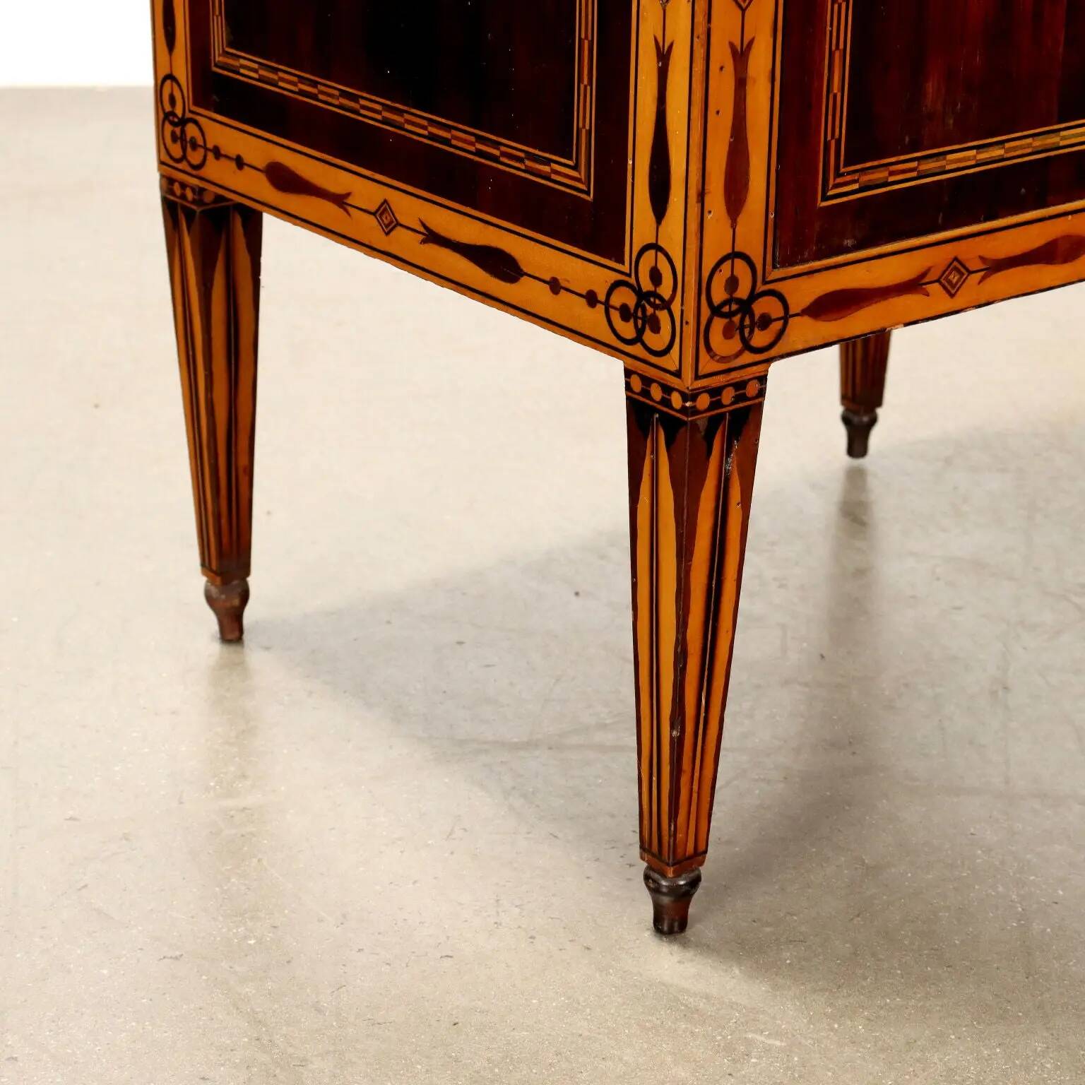 Suite de chambre antique néoclassique en divers bois, Toscane, XVIIIe siècle.