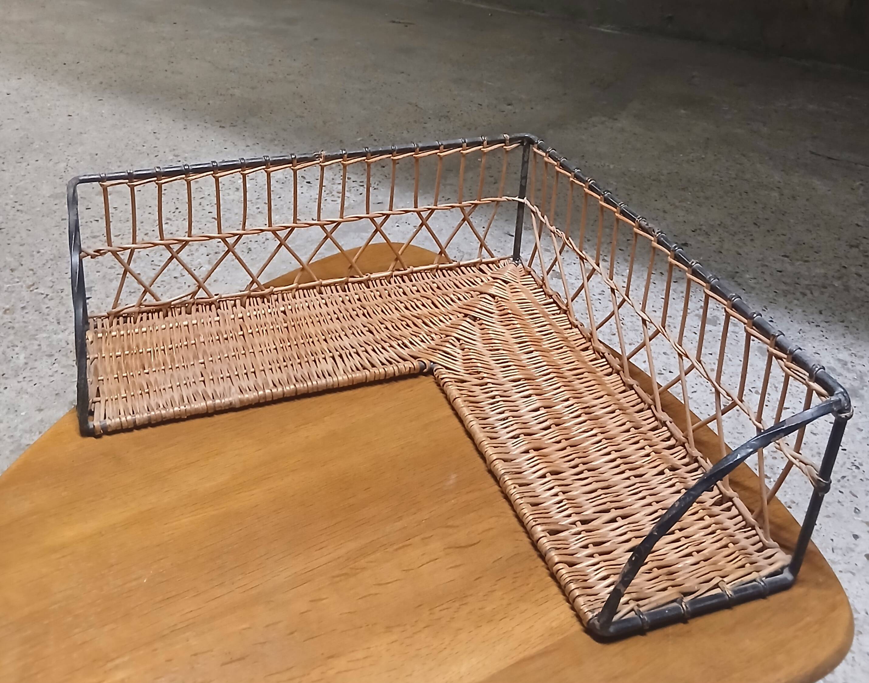 Paire d'étagères d'angle en osier à structure métallique