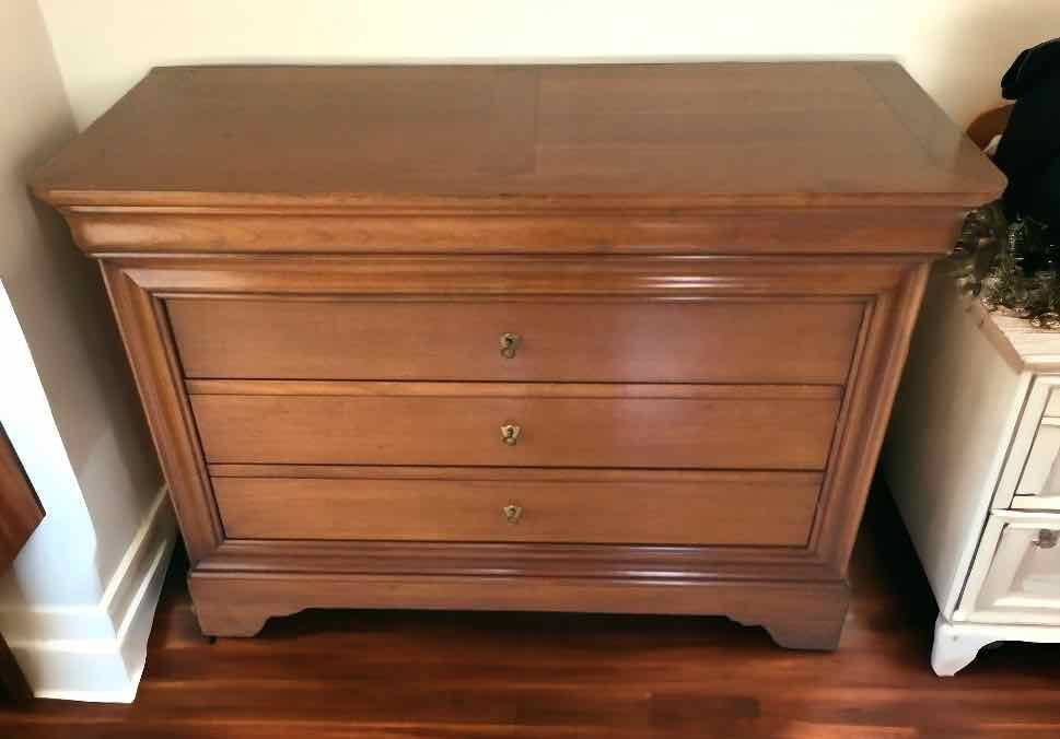 4-drawer chest of drawers in doweled cherry, Louis-Philippe style