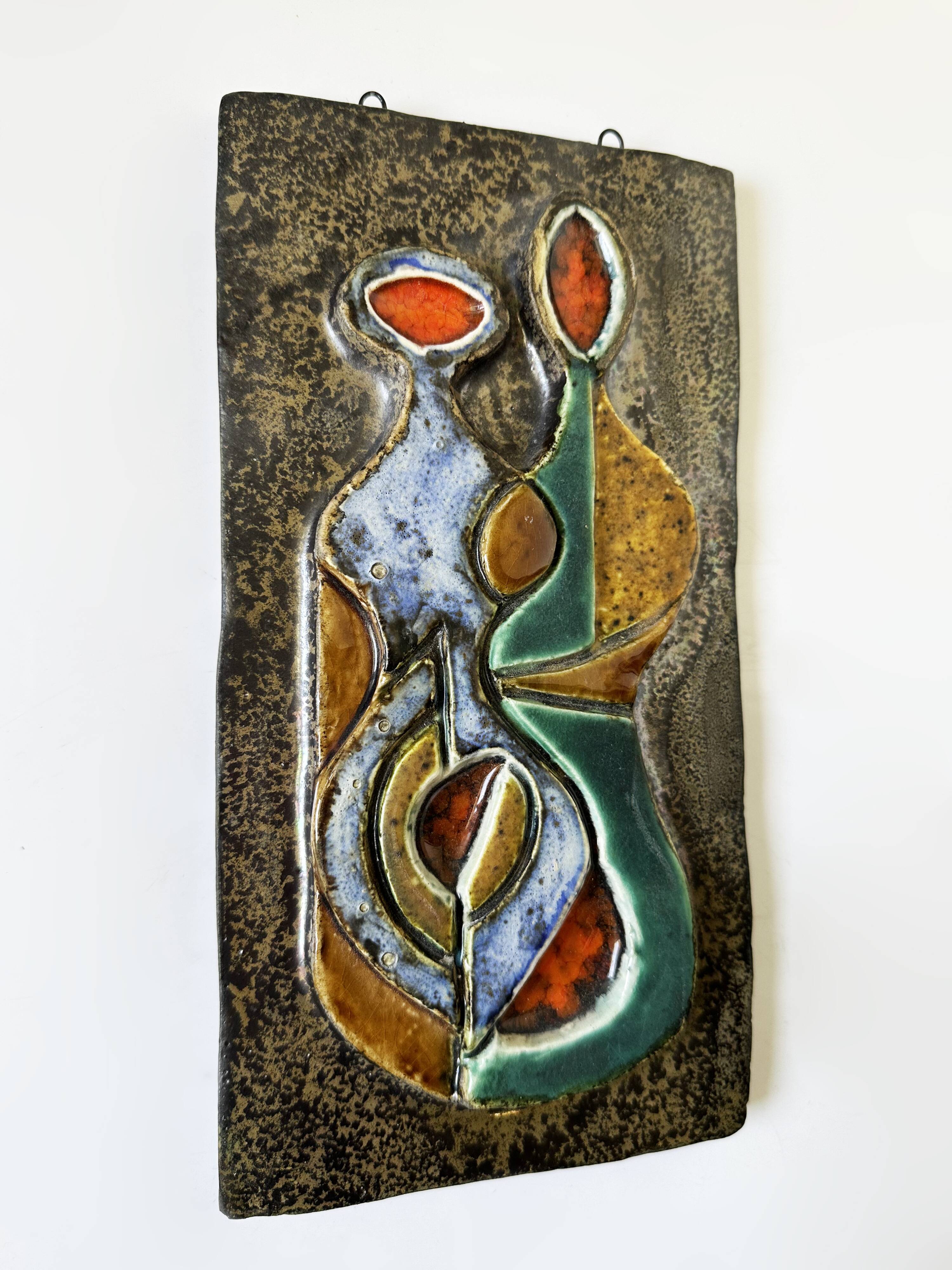 Sculpture murale cubiste en terre cuite émaillée. Allemagne, années 50