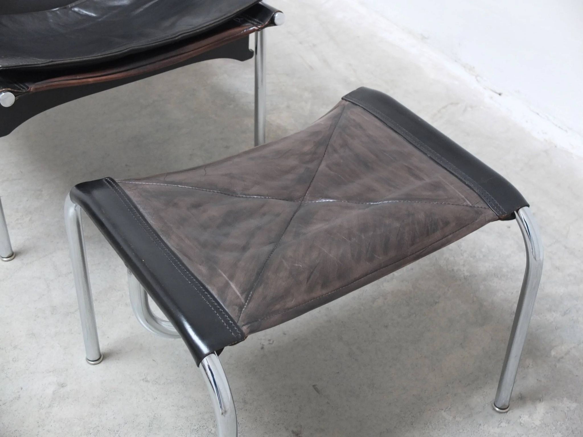 Reclining 'HE1106' lounge chair with ottoman by Hans Eichenberger for Strässle, 1978