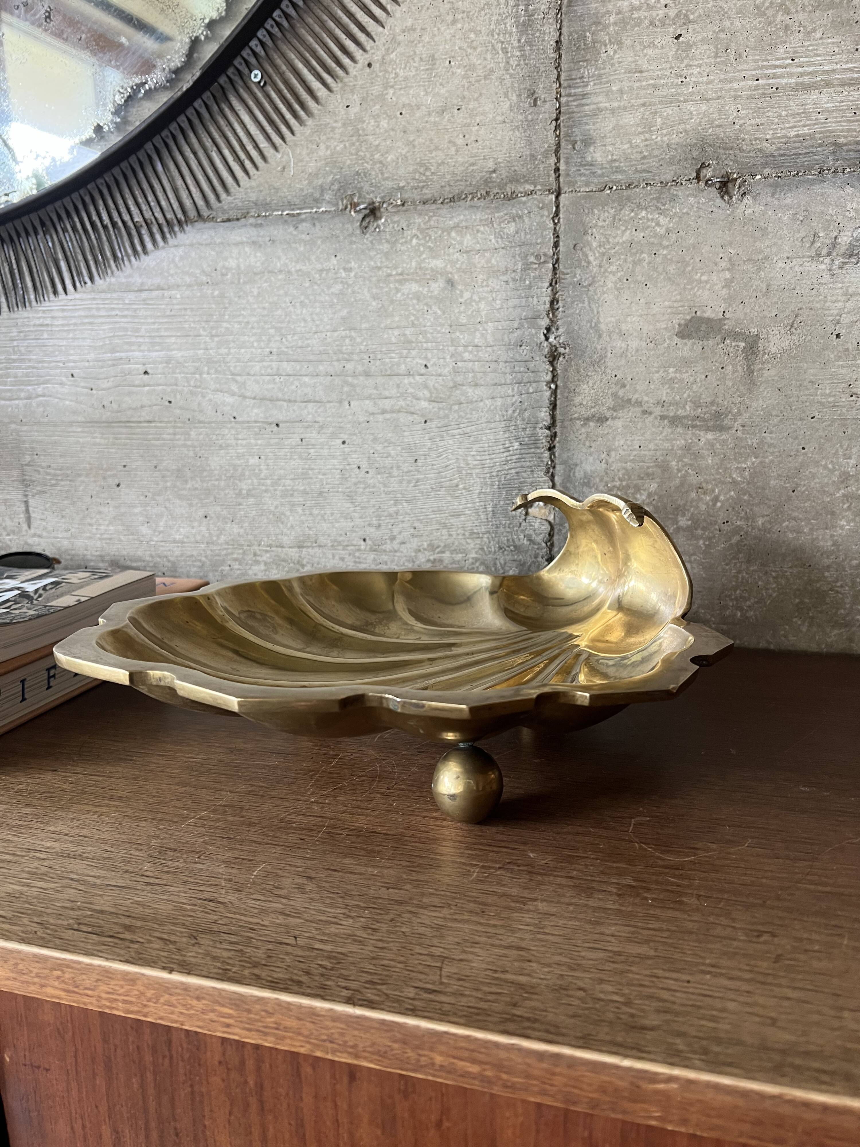 Empty pocket scallop in brass from the 50s