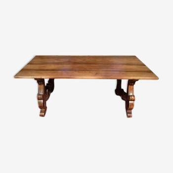Table espagnole sculptée en noyer