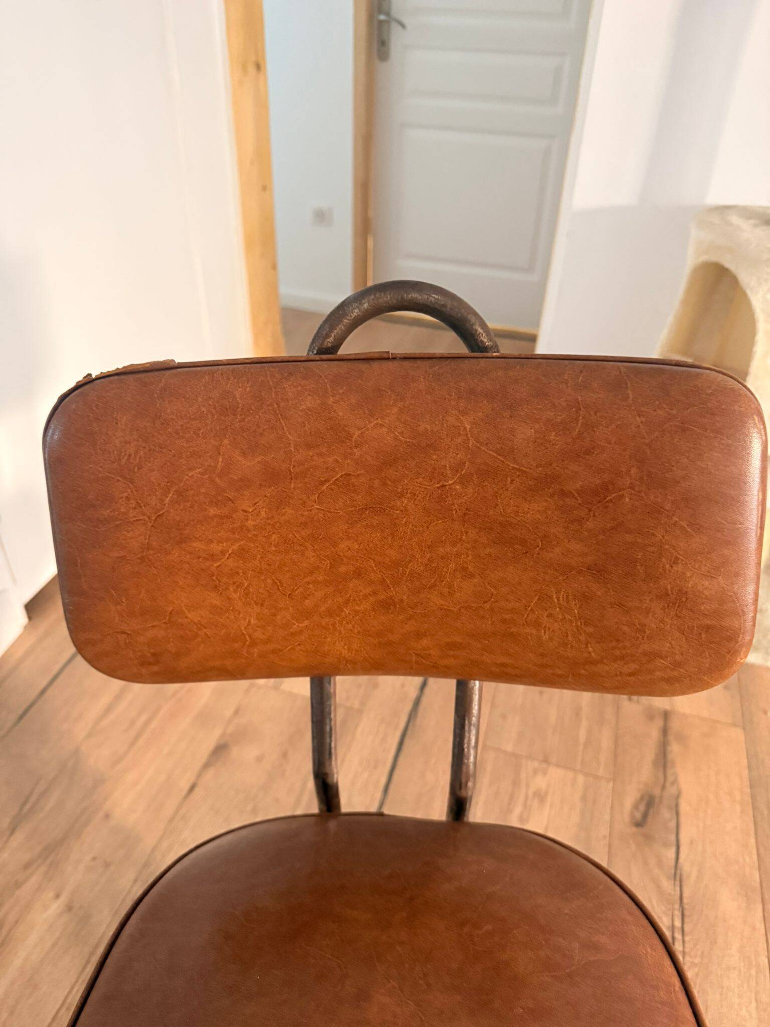 Chaise bienaise en métal et cuir