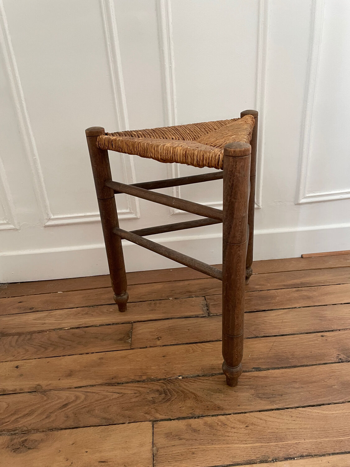 Tabouret tripode en paille