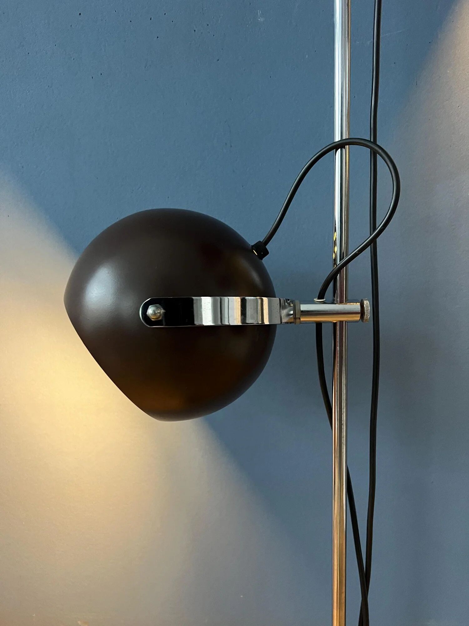 Lampadaire globe oculaire marron de style spatial du milieu du siècle