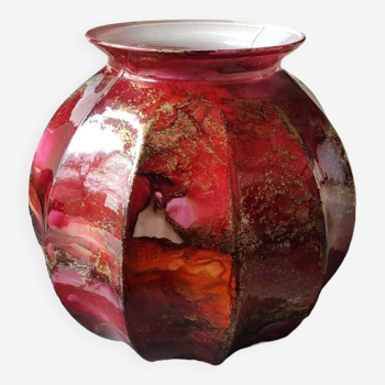 Vase boule godronné, en verre d Art laqué. Décor volutes de fumée tons roses, inclusions poudre d or. Signé Sylvie Montagnon. Dim 20 x 20 cm