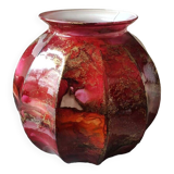 Gadrooned ball vase, in lacquered Art glass. Decor: pink tones of smoke, gold powder inclusions. Signed Sylvie Montagnon. Size 20 x 20 cm