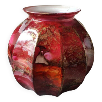 Gadrooned ball vase, in lacquered Art glass. Decor: pink tones of smoke, gold powder inclusions. Signed Sylvie Montagnon. Size 20 x 20 cm