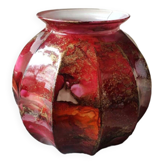 Vase boule godronné, en verre d Art laqué. Décor volutes de fumée tons roses, inclusions poudre d or. Signé Sylvie Montagnon. Dim 20 x 20 cm