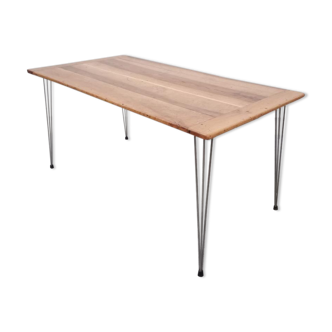 Eiffel feet walnut table