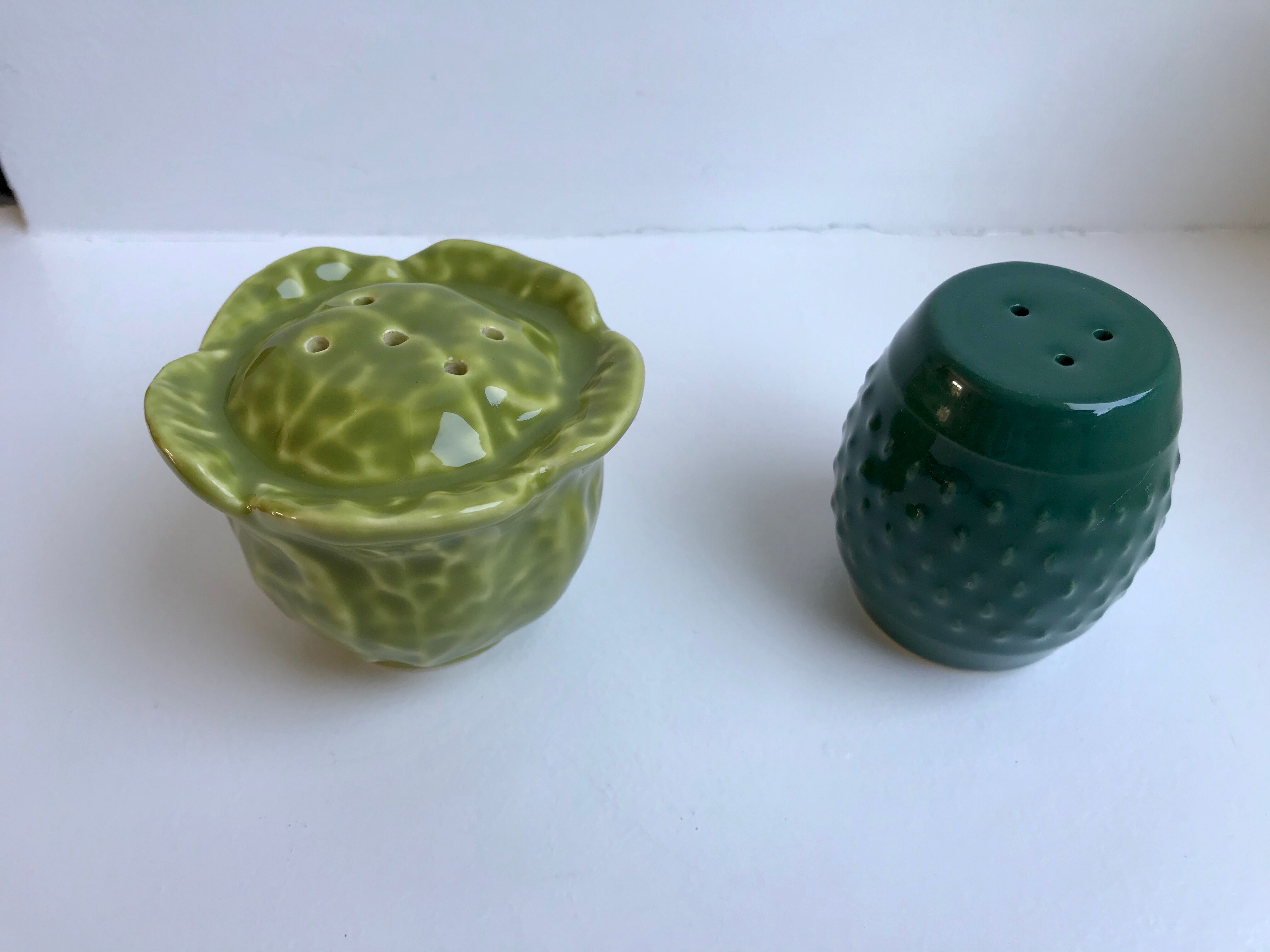 Duo of salt shaker and pepper maker in slurry cabbage 50s