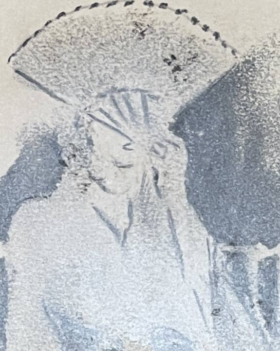 Tableau signé fusain « femme à l’éventail »