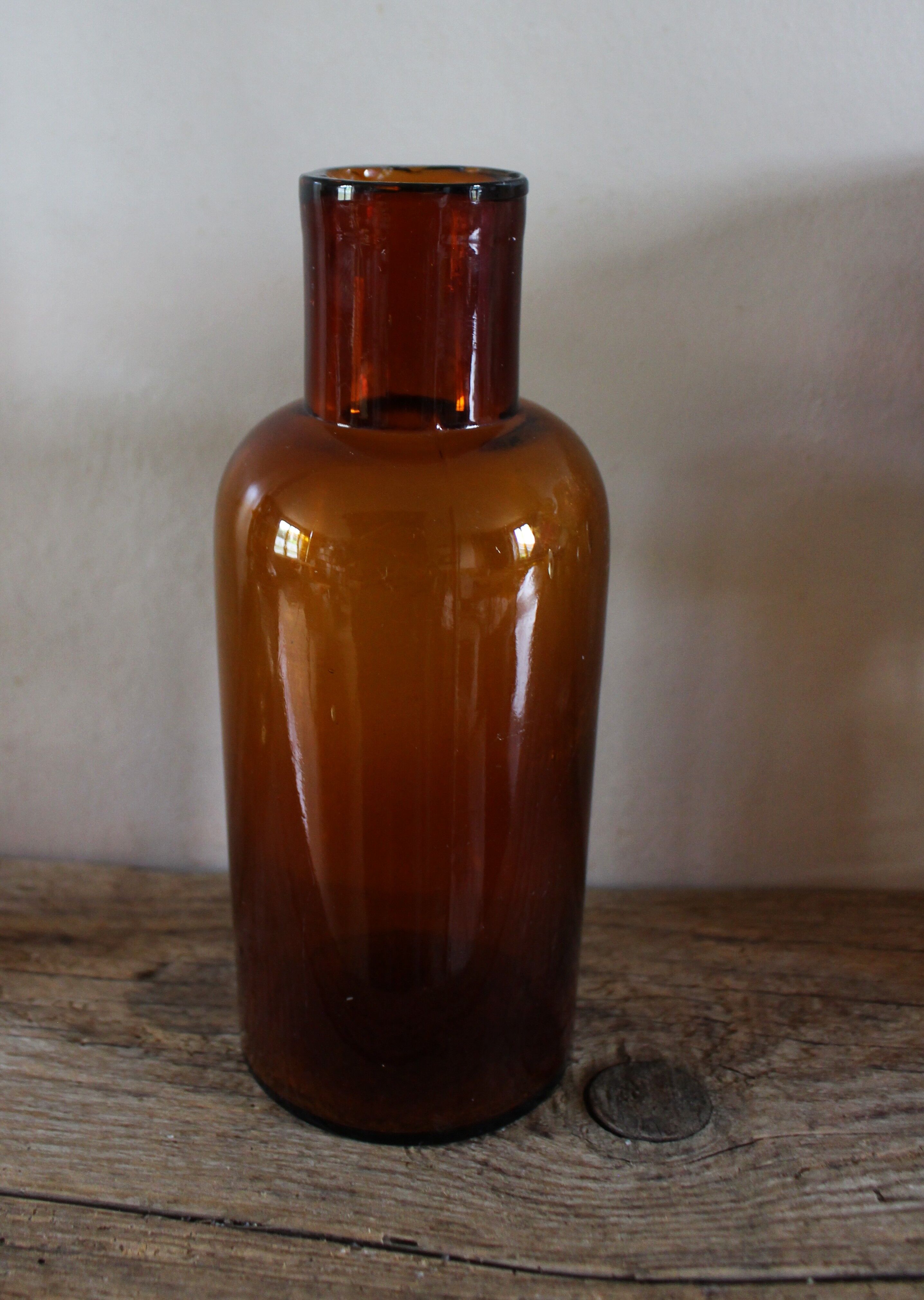 Vase flacon en verre ambré