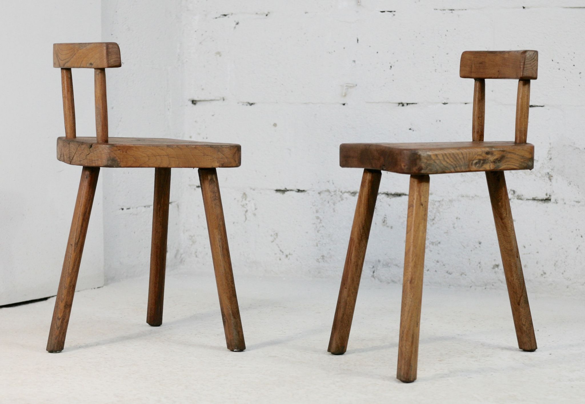 Paire de tabourets tripodes à dossier brutalistes, France, circa 1960