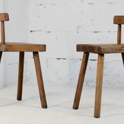 Paire de tabourets tripodes à dossier brutalistes, France, circa 1960
