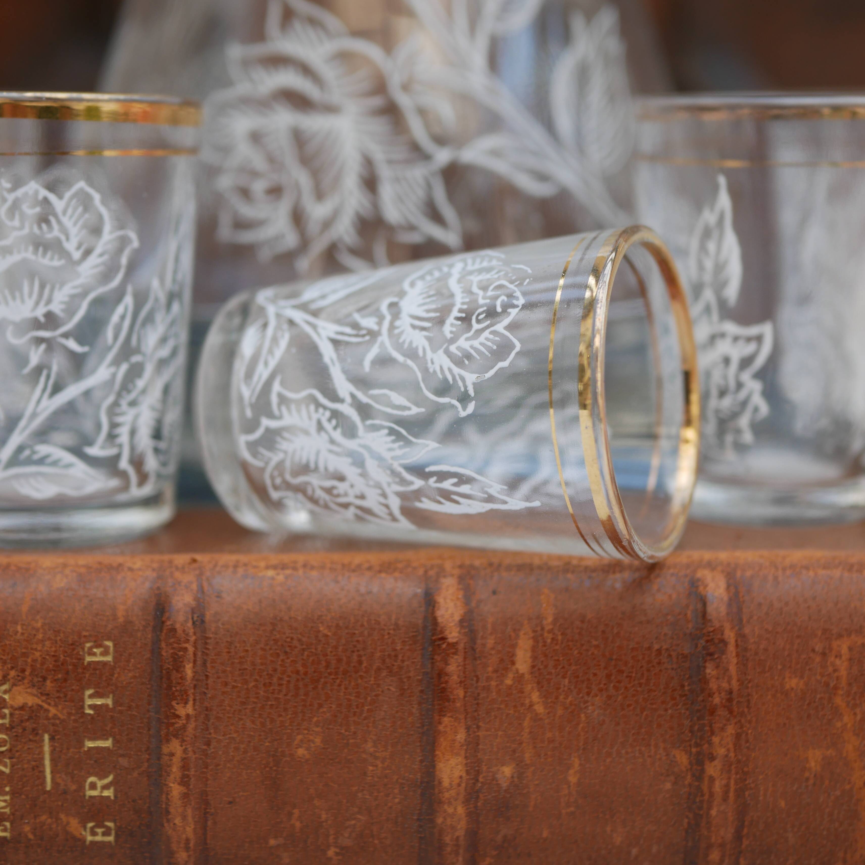Carafe à liqueur française des années 1950 et cinq verres